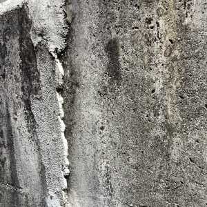 亀裂がはいり、欠けた補修モルタル