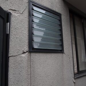 北側外壁損傷 窓横に大きなクラック