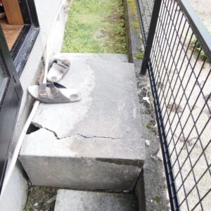 西側裏口階段コンクリートの損傷