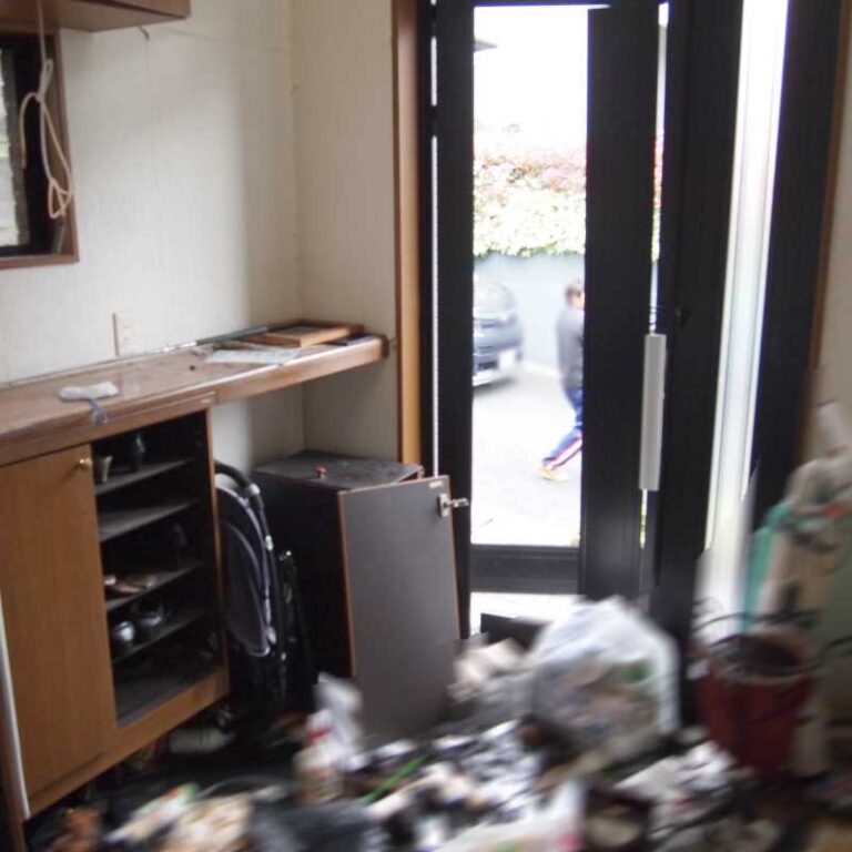 玄関靴箱の破損