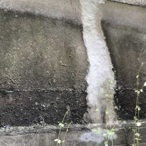 擁壁クラックにKコンクリートで修復
